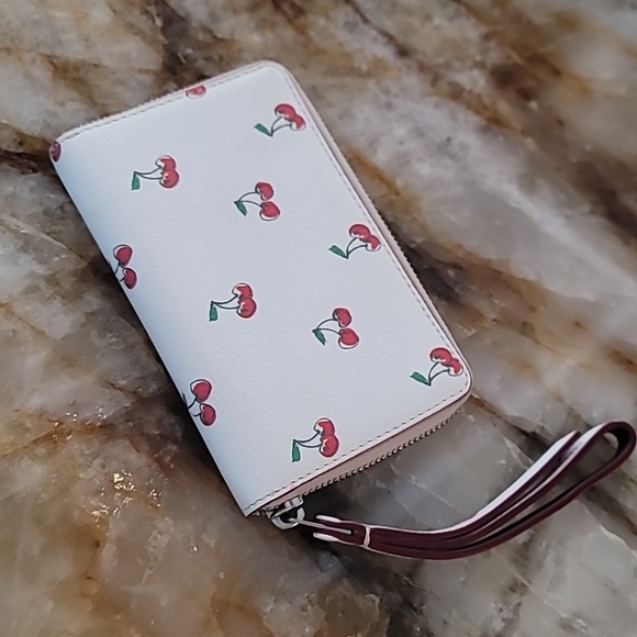 Adorable Marc By Marc Jacobs Wallet - Picture 5 of 6